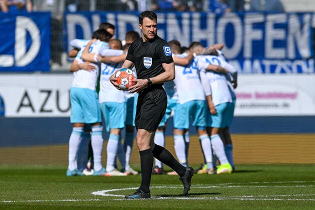 Felix Zwayer referee runs with the ball in front of the motivating Schalker player, 13 03 2022, Ingolstadt Germany , Football, 2 Bundesliga, FC Ingolstadt 04 FC Schalke 04, DFB DFL REGULATES PROHIBIT ANY USE OF PHOTOGRAPHS AS IMAGE SEQUENCES AND OR QUASI VIDEO xslx