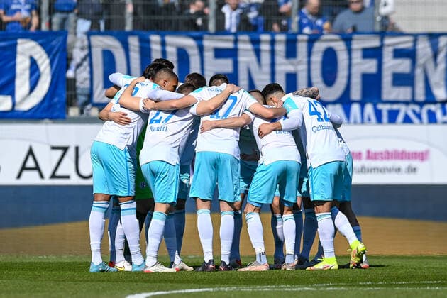 Schalke players swear in with a team circle, team circle, concentration, camaraderie, speech, motivation, before kickoff, 13 03 2022, Ingolstadt Germany , Football, 2 Bundesliga, FC Ingolstadt 04 FC Schalke 04, DFB DFL REGULATES PROHIBIT ANY USE OF PHOTOGRAPHS AS IMAGE SEQUENCES AND OR QUASI VIDEO xslx