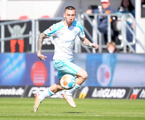 13 03 2022, xemx, football 2 Bundesliga, FC Ingolstadt FC Schalke 04 emspor, v l Darko Churlinov FC Schalke 04 action, single action, single image, crop, whole body shot, whole figure DFL DFB REGULATES PROHIBIT ANY USE OF PHOTOGRAPHS AS IMAGE SEQUENCES AND OR QUASI VIDEO Ingolstadt