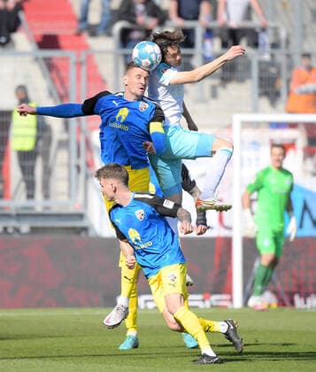 13 03 2022, xemx, football 2 Bundesliga, FC Ingolstadt FC Schalke 04 emspor, v l Stefan Kutschke FC Ingolstadt , Ko Itakura FC Schalke 04 Zweikampf, action, battle for the ball DFL DFB REGULATIONS PROHIBIT ANY USE OF PHOTOGRAPHS as IMAGE SEQUENCES and or QUASI VIDEO Ingolstadt