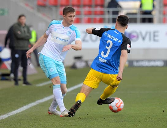 13 03 2022, xemx, football 2 Bundesliga, FC Ingolstadt FC Schalke 04 emspor, v l Reinhold Ranftl FC Schalke 04 , Dominik Franke FC Ingolstadt Zweikampf, action, battle for the ball DFL DFB REGULATIONS PROHIBIT ANY USE OF PHOTOGRAPHS as IMAGE SEQUENCES and or QUASI VIDEO Ingolstadt