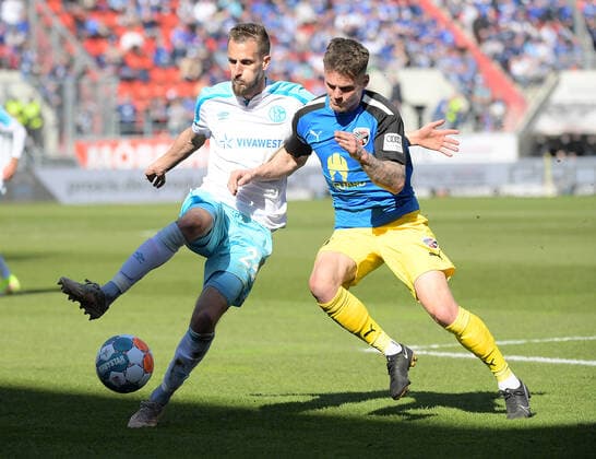 13 03 2022, xemx, football 2 Bundesliga, FC Ingolstadt FC Schalke 04 emspor, v l Dominick Drexler FC Schalke 04 , Florian Pick FC Ingolstadt Zweikampf, action, battle for the ball DFL DFB REGULATIONS PROHIBIT ANY USE OF PHOTOGRAPHS as IMAGE SEQUENCES and or QUASI VIDEO Ingolstadt