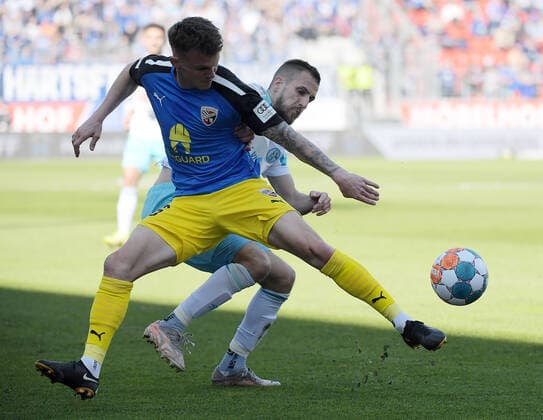 13 03 2022, xemx, football 2 Bundesliga, FC Ingolstadt FC Schalke 04 emspor, v l Florian Pick FC Ingolstadt , Dominick Drexler FC Schalke 04 Zweikampf, action, battle for the ball DFL DFB REGULATIONS PROHIBIT ANY USE OF PHOTOGRAPHS as IMAGE SEQUENCES and or QUASI VIDEO Ingolstadt