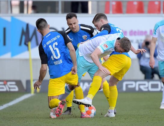 13 03 2022, xemx, football 2 Bundesliga, FC Ingolstadt FC Schalke 04 emspor, v l Visar Musliu FC Ingolstadt , Simon Terodde FC Schalke 04 , Denis Linsmayer FC Ingolstadt Zweikampf, action, battle for the ball DFL DFB REGULATIONS PROHIBIT ANY USE OF PHOTOGRAPHS as IMAGE SEQUENCES and or QUASI VIDEO Ingolstadt