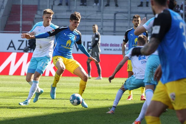 2 BL FC Ingolstadt 04 FC Schalke 04 Merlin Röhl 34, FCI Bülter Marius 11 S04 2 Bundesliga FC Ingolstadt 04 Season 2021 2022 FC Schalke 04