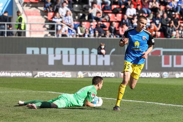 2 BL FC Ingolstadt 04 FC Schalke 04 too late Filip Bilbija 35, FCI goalkeeper Fraisl Martin 30 S04 2 Bundesliga FC Ingolstadt 04 season 2021 2022 FC Schalke 04