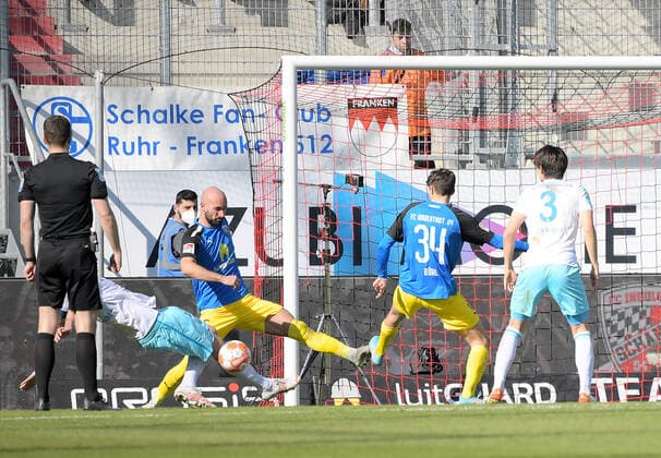 13 03 2022, xemx, football 2 Bundesliga, FC Ingolstadt FC Schalke 04 emspor, v l Simon Terodde FC Schalke 04 , Nico Antonitsch FC Ingolstadt zautz, Merlin Roehl FC Ingolstadt , Ko Itakura FC Schalke 04 DFL DFB REGULATIONS PROHIBIT ANY USE OF PHOTOGRAPHS as IMAGE SEQUENCES and or QUASI VIDEO Ingolstadt