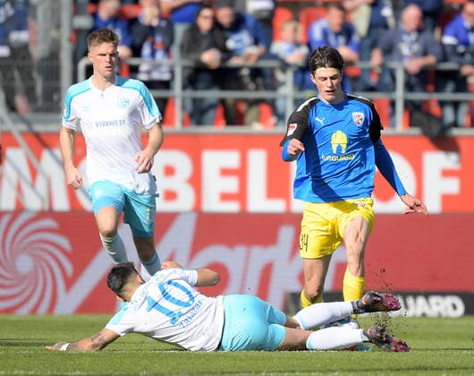 13 03 2022, xemx, football 2 Bundesliga, FC Ingolstadt FC Schalke 04 emspor, v l Rodrigo Zalazar FC Schalke 04 , Merlin Roehl FC Ingolstadt Zweikampf, action, battle for the ball DFL DFB REGULATIONS PROHIBIT ANY USE OF PHOTOGRAPHS as IMAGE SEQUENCES and or QUASI VIDEO Ingolstadt