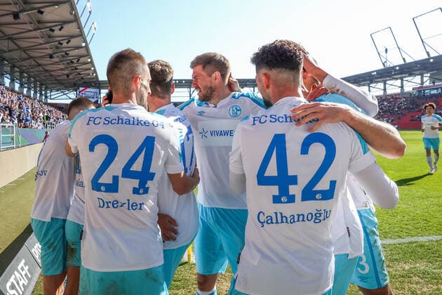 13 03 2022, Football, 2021 2022 season, 2 Bundesliga, 26 match day, FC Ingolstadt 04 FC Schalke 04, f l Dominick Drexler FC Schalke 04 , Simon Terodde FC Schalke 04 , Kerim Calhanoglu FC Schalke 04 cheer Photo Tim Rehbein RHR PHOTO Ingolstadt Audi Sportpark Bayern Germany xRHR PHOTO TRx
