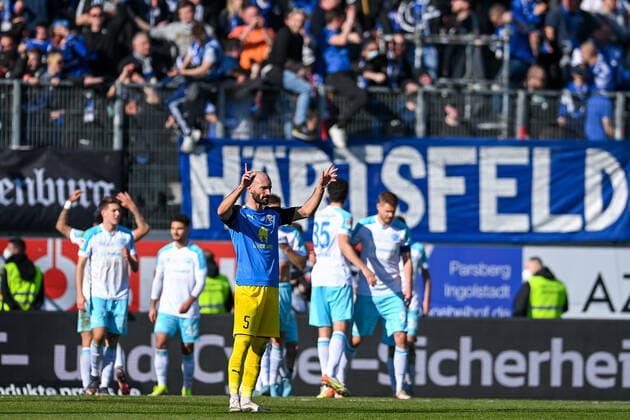 Nico Antonitsch FC Ingolstadt, 5 looking disappointed after conceding goal, disappointment, frustration, disappointed, pessimistic, in the background the Schalke players cheer the goal to 0 3, 13 03 2022, Ingolstadt Germany , Football, 2 Bundesliga, FC Ingolstadt 04 FC Schalke 04, DFB DFL REGULATES PROHIBIT ANY USE OF PHOTOGRAPHS AS IMAGE SEQUENCES AND OR QUASI VIDEO xslx