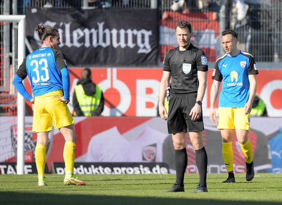 13 03 2022, xemx, football 2 Bundesliga, FC Ingolstadt FC Schalke 04 emspor, v l team, players, disappointed, disappointed looking at the end of the match DFL DFB REGULATES PROHIBIT ANY USE OF PHOTOGRAPHS as IMAGE SEQUENCES and or QUASI VIDEO Ingolstadt