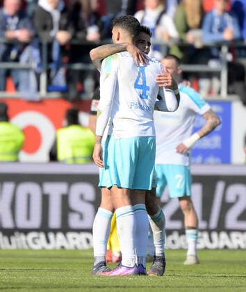 13 03 2022, xemx, football 2 Bundesliga, FC Ingolstadt FC Schalke 04 emspor, v l team, players, cheer at the end of the match, celebrate at the end of the match DFL DFB REGULATES PROHIBIT ANY USE OF PHOTOGRAPHS as IMAGE SEQUENCES and or QUASI VIDEO Ingolstadt