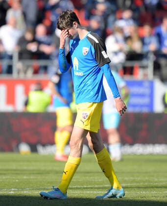 13 03 2022, xemx, football 2 Bundesliga, FC Ingolstadt FC Schalke 04 emspor, v l team, players, disappointed, disappointed looking at the end of the match DFL DFB REGULATES PROHIBIT ANY USE OF PHOTOGRAPHS as IMAGE SEQUENCES and or QUASI VIDEO Ingolstadt