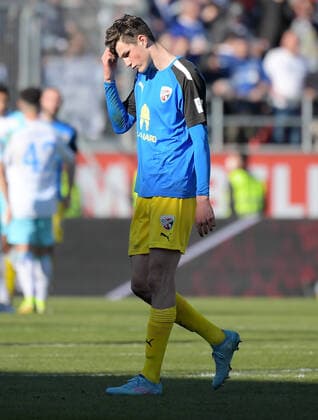 13 03 2022, xemx, football 2 Bundesliga, FC Ingolstadt FC Schalke 04 emspor, v l team, players, disappointed, disappointed looking at the end of the match DFL DFB REGULATES PROHIBIT ANY USE OF PHOTOGRAPHS as IMAGE SEQUENCES and or QUASI VIDEO Ingolstadt