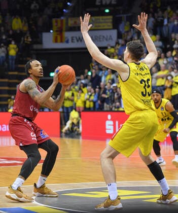 GER, Basketball,easy Credit BBL, EWE Baskets Oldenburg vs Chemnitz 99ers 13 03 2022, EWE Arena, Oldenburg, GER, easy Credit BBL, EWE Baskets Oldenburg vs Chemnitz 99ers , in picture Darion ATINKS Chemnitz 99ers 44 Alen PJANIC EWE Baskets Oldenburg 35 nordphotoxRojahn nph00310