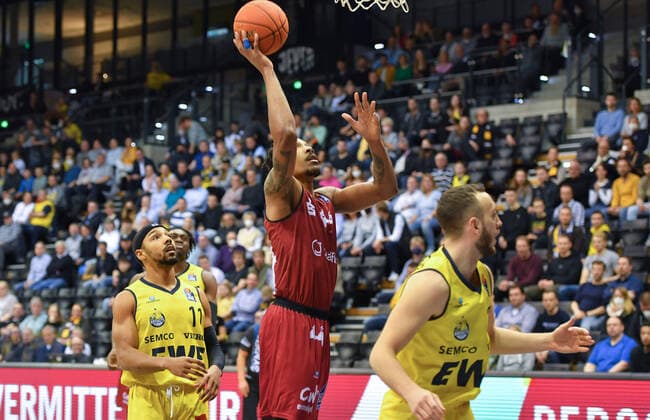 GER, Basketball,easy Credit BBL, EWE Baskets Oldenburg vs Chemnitz 99ers 13 03 2022, EWE Arena, Oldenburg, GER, easy Credit BBL, EWE Baskets Oldenburg vs Chemnitz 99ers , in picture Darion ATINKS Chemnitz 99ers 44 Phil PRESSEY EWE Baskets Oldenburg 11 Tai ODIASE EWE Baskets Oldenburg 21 Max HEIDEGGER EWE Baskets Oldenburg 3 nordphotoxRojahn nph00310