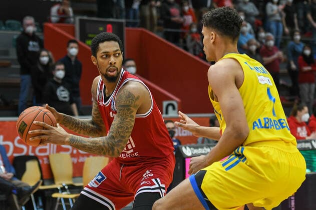 Phillip Fayne, Oscar Da Silva 25 matchday, Basketball Bundesliga, Basketball season 2021 2022, Germany, easyCredit BBL, Germany, Giessen 46ers, giessen red, men, Jobstairs GIESSEN 46ers Alba Berlin, men, Berlin in yellow