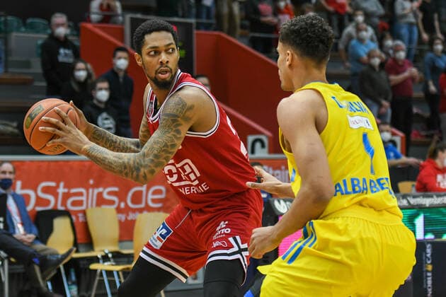 Phillip Fayne, Oscar Da Silva 25 matchday, Basketball Bundesliga, Basketball season 2021 2022, Germany, easyCredit BBL, Germany, Giessen 46ers, giessen red, men, Jobstairs GIESSEN 46ers Alba Berlin, men, Berlin in yellow