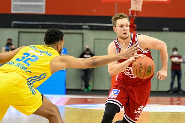 Johannes Thiemann, Bjarne Kraushaar 25 matchday, Basketball Bundesliga, Basketball season 2021 2022, Germany, easyCredit BBL, Germany, Giessen 46ers, giessen red, men, Jobstairs GIESSEN 46ers Alba Berlin, men, Berlin in yellow