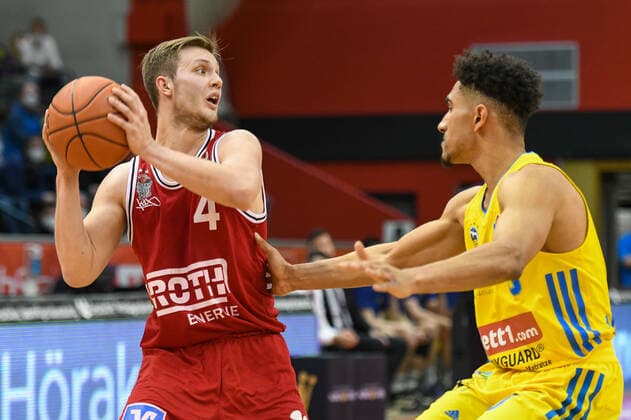Bjarne Kraushaar, Maodo Lo 25 matchday, Basketball Bundesliga, Basketball season 2021 2022, Germany, easyCredit BBL, Germany, Giessen 46ers, giessen red, men, Jobstairs GIESSEN 46ers Alba Berlin, men, Berlin in yellow