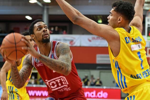 Phillip Fayne, Oscar Da Silva 25 matchday, Basketball Bundesliga, Basketball season 2021 2022, Germany, easyCredit BBL, Germany, Giessen 46ers, giessen red, men, Jobstairs GIESSEN 46ers Alba Berlin, men, Berlin in yellow