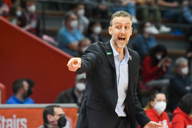 Pete Strobl, Coach Giessen 25 Spieltag, Basketball Bundesliga, Basketball season 2021 2022, Germany, easyCredit BBL, Germany, Giessen 46ers, giessen red, men, Jobstairs GIESSEN 46ers Alba Berlin, men, Berlin in yellow