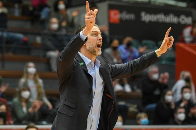 Pete Strobl, Coach Giessen 25 Spieltag, Basketball Bundesliga, Basketball season 2021 2022, Germany, easyCredit BBL, Germany, Giessen 46ers, giessen red, men, Jobstairs GIESSEN 46ers Alba Berlin, men, Berlin in yellow