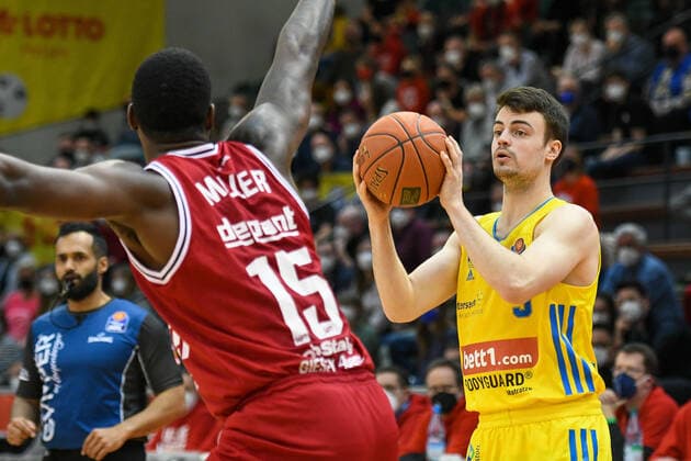J D Miller, JonasMattisseck 25 matchday, Basketball Bundesliga, Basketball season 2021 2022, Germany, easyCredit BBL, Germany, Giessen 46ers, giessen red, men, Jobstairs GIESSEN 46ers Alba Berlin, men, Berlin in yellow