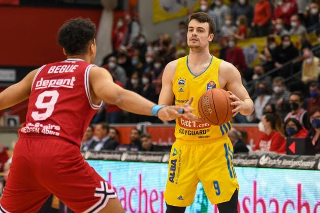 Maxi Begue, Jonas Mattisseck 25 Spieltag, Basketball Bundesliga, Basketball season 2021 2022, Germany, easyCredit BBL, Germany, Giessen 46ers, giessen red, men, Jobstairs GIESSEN 46ers Alba Berlin, men, Berlin in yellow