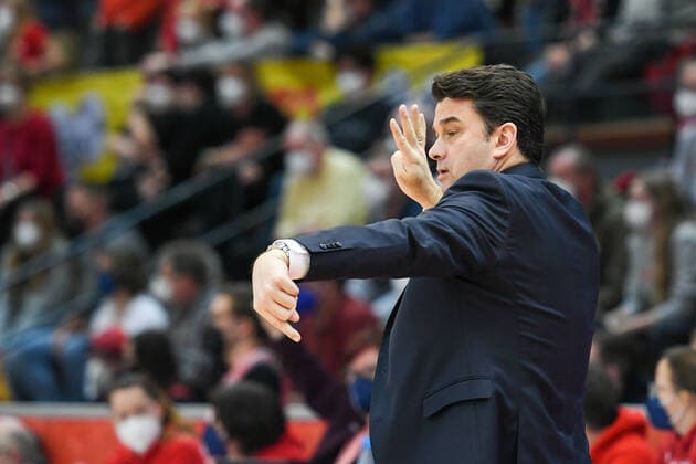 Israel Gonzalez, Coach Alba 25 matchday, Basketball Bundesliga, Basketball season 2021 2022, Germany, easyCredit BBL, Germany, Giessen 46ers, giessen red, men, Jobstairs GIESSEN 46ers Alba Berlin, men, Berlin in yellow