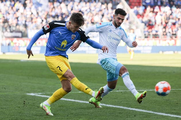 2 BL FC Ingolstadt 04 FC Schalke 04 duel fight for the ball Dennis Eckert Ayensa 7, FCI Calhanoglu Kerim 42 S04 shot 2 Bundesliga FC Ingolstadt 04 season 2021 2022 FC Schalke 04