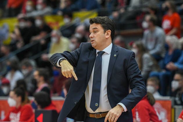 Israel Gonzalez, Coach Alba 25 matchday, Basketball Bundesliga, Basketball season 2021 2022, Germany, easyCredit BBL, Germany, Giessen 46ers, giessen red, men, Jobstairs GIESSEN 46ers Alba Berlin, men, Berlin in yellow