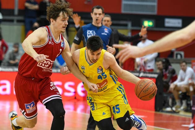 Dennis Nawrocki, Tamir Blatt 25 Spieltag, Basketball Bundesliga, Basketball season 2021 2022, Germany, easyCredit BBL, Germany, Giessen 46ers, giessen red, men, Jobstairs GIESSEN 46ers Alba Berlin, men, Berlin in yellow