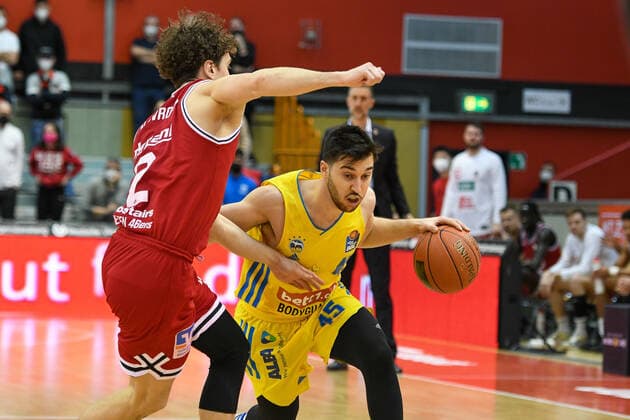 Dennis Nawrocki, Tamir Blatt 25 Spieltag, Basketball Bundesliga, Basketball season 2021 2022, Germany, easyCredit BBL, Germany, Giessen 46ers, giessen red, men, Jobstairs GIESSEN 46ers Alba Berlin, men, Berlin in yellow