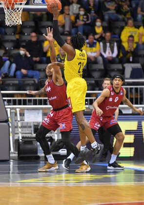 GER, Basketball,easy Credit BBL, EWE Baskets Oldenburg vs Chemnitz 99ers 13 03 2022, EWE Arena, Oldenburg, GER, easy Credit BBL, EWE Baskets Oldenburg vs Chemnitz 99ers , in picture Tai ODIASE EWE Baskets Oldenburg 21 Darion ATINKS Chemnitz 99ers 44 Nelson WEIDEMANN Chemnitz 99ers 0 nordphotoxRojahn nph00310