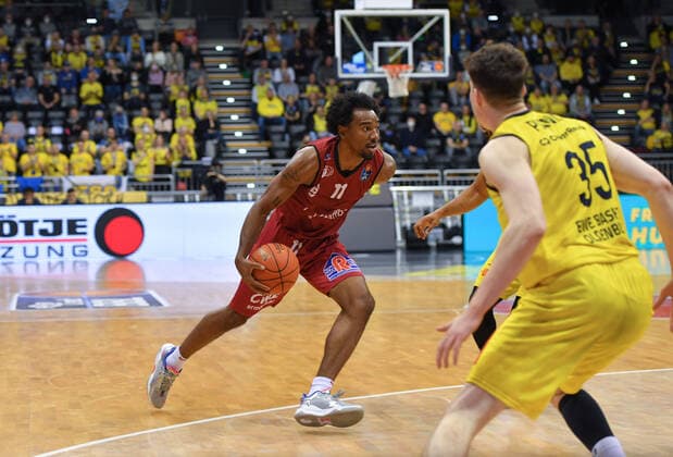 GER, Basketball,easy Credit BBL, EWE Baskets Oldenburg vs Chemnitz 99ers 13 03 2022, EWE Arena, Oldenburg, GER, easy Credit BBL, EWE Baskets Oldenburg vs Chemnitz 99ers , in picture Isiaha MIKE Chemnitz 99ers 11 Alen PJANIC EWE Baskets Oldenburg 35 nordphotoxRojahn nph00310