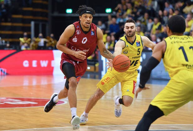 GER, Basketball,easy Credit BBL, EWE Baskets Oldenburg vs Chemnitz 99ers 13 03 2022, EWE Arena, Oldenburg, GER, easy Credit BBL, EWE Baskets Oldenburg vs Chemnitz 99ers , in picture Nelson WEIDEMANN Chemnitz 99ers 0 Matt FARRELL EWE Baskets Oldenburg 5 Phil PRESSEY EWE Baskets Oldenburg 11 nordphotoxRojahn nph00310