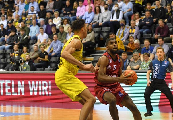 GER, Basketball,easy Credit BBL, EWE Baskets Oldenburg vs Chemnitz 99ers 13 03 2022, EWE Arena, Oldenburg, GER, easy Credit BBL, EWE Baskets Oldenburg vs Chemnitz 99ers , in picture Frantz MASSENAT Chemnitz 99ers 15 TJ HOLYFIELD EWE Baskets Oldenburg 22 nordphotoxRojahn nph00310