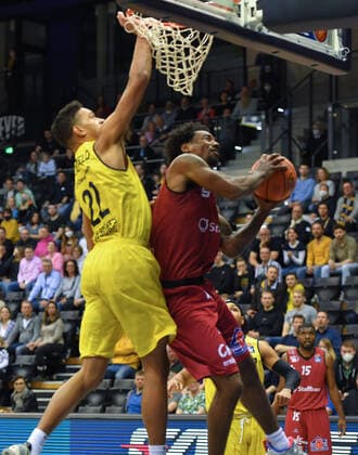 GER, Basketball,easy Credit BBL, EWE Baskets Oldenburg vs Chemnitz 99ers 13 03 2022, EWE Arena, Oldenburg, GER, easy Credit BBL, EWE Baskets Oldenburg vs Chemnitz 99ers , in picture times stopped TJ HOLYFIELD EWE Baskets Oldenburg 22 Isiaha MIKE Chemnitz 99ers 11 nordphotoxRojahn nph00310
