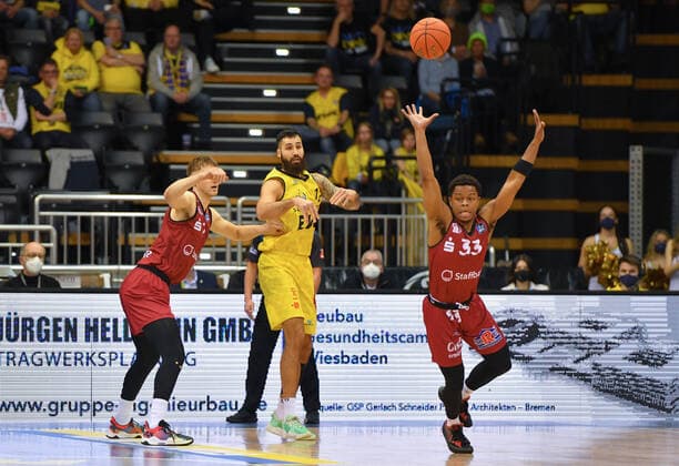 GER, Basketball,easy Credit BBL, EWE Baskets Oldenburg vs Chemnitz 99ers 13 03 2022, EWE Arena, Oldenburg, GER, easy Credit BBL, EWE Baskets Oldenburg vs Chemnitz 99ers , in picture hands up Eric WASHINGTON Chemnitz 99ers 33 Jonas RICHTER Chemnitz 99ers 7 Martin BREUNING EWE Baskets Oldenburg 12 nordphotoxRojahn nph00310