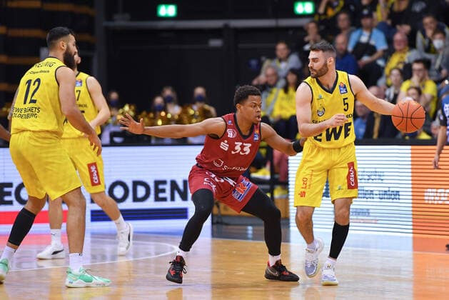 GER, Basketball,easy Credit BBL, EWE Baskets Oldenburg vs Chemnitz 99ers 13 03 2022, EWE Arena, Oldenburg, GER, easy Credit BBL, EWE Baskets Oldenburg vs Chemnitz 99ers , pictured Matt FARRELL EWE Baskets Oldenburg 5 Eric WASHINGTON Chemnitz 99ers 33 nordphotoxRojahn nph00310