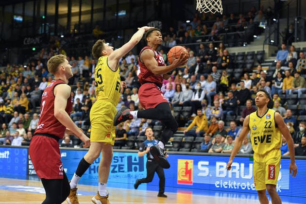 GER, Basketball,easy Credit BBL, EWE Baskets Oldenburg vs Chemnitz 99ers 13 03 2022, EWE Arena, Oldenburg, GER, easy Credit BBL, EWE Baskets Oldenburg vs Chemnitz 99ers , in picture Eric WASHINGTON Chemnitz 99ers 33 Alen PJANIC EWE Baskets Oldenburg 35 TJ HOLYFIELD EWE Baskets Oldenburg 22 nordphotoxRojahn nph00310