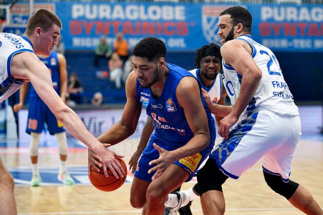 Basketball, 1 Bundesliga, season 2021 2022, catch-up game 15 matchday, SYNTAINICS MBC Mitteldeutscher Basketball Club Weissenfels vs Fraport Skyliners Frankfurt Main 13 03 2022 Kostja Mushidi Weissenfels, back number 11 center on the ball against Matt Haarms Center Skyliners Frankfurt, back number 3 left and Rasheed Moore Forward Skyliners Frankfurt, back number 20 right during the game Weißenfels vs Fraport Skyliners Frankfurt 13 03 2022 Weißenfels Saxony Anhalt Germany Stadthalle Weißenfels