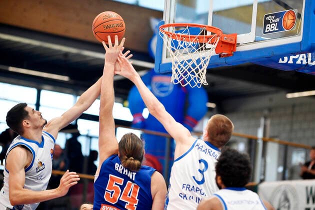 Basketball, 1 Bundesliga, season 2021 2022, catch-up game 15 matchday, SYNTAINICS MBC Mitteldeutscher Basketball Club Weissenfels vs Fraport Skyliners Frankfurt Main 13 03 2022 Duel for the ball between John Bryant Center Weissenfels, back number 54 and Matt Haarms Center Skyliners Frankfurt, back number 3 during the game Weißenfels vs Fraport Skyliners Frankfurt 13 03 2022 Weißenfels Sachsen Anhalt Germany Stadthalle Weißenfels