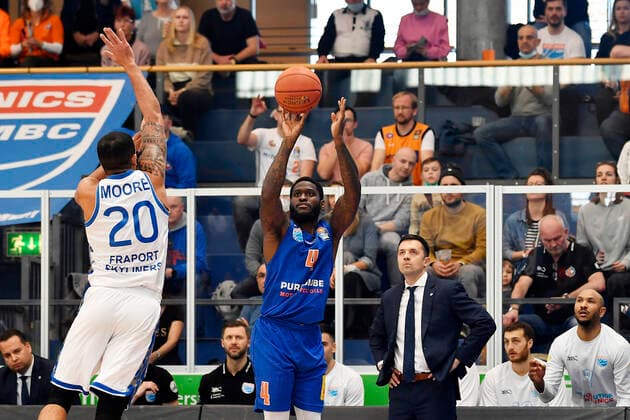 Basketball, 1 Bundesliga, season 2021 2022, catch-up game 15 matchday, SYNTAINICS MBC Mitteldeutscher Basketball Club Weissenfels vs Fraport Skyliners Frankfurt Main 13 03 2022 AJ English Power Guard MBC Weissenfels, back number 4 re on the ball against Rasheed Moore Forward Skyliners Frankfurt, back number 20 during the game Weißenfels vs Fraport Skyliners Frankfurt 13 03 2022 Weißenfels Sachsen Anhalt Germany Stadthalle Weißenfels