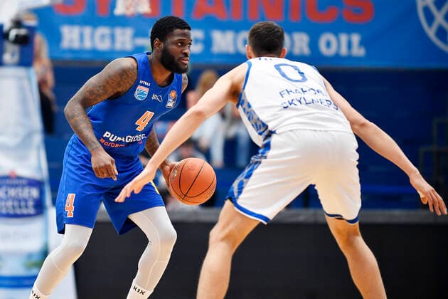 Basketball, 1 Bundesliga, season 2021 2022, catch-up game 15 matchday, SYNTAINICS MBC Mitteldeutscher Basketball Club Weissenfels vs Fraport Skyliners Frankfurt Main 13 03 2022 AJ English Power Guard MBC Weissenfels, back number 4 left on the ball against Lukas Wank Guard Skyliners Frankfurt, back number 0 right during the game Weißenfels vs Fraport Skyliners Frankfurt 13 03 2022 Weißenfels Sachsen Anhalt Germany Stadthalle Weißenfels