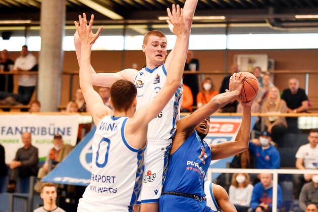 Basketball, 1 Bundesliga, Saison 2021 2022, Nachholspiel 15 Spieltag, SYNTAINICS MBC Mitteldeutscher Basketball Club Weissenfels vs Fraport Skyliners Frankfurt Main 13 03 2022 Kostja Mushidi Weissenfels, Rueckennummer 11 re on the ball in a duel against Matt Haarms Center Skyliners Frankfurt, back number 3 and Lukas Wank Guard Skyliners Frankfurt, back number 0 during the game Weissenfels vs Fraport Skyliners Frankfurt 13 03 2022 Weissenfels Saxony Anhalt Germany Stadthalle Weissenfels