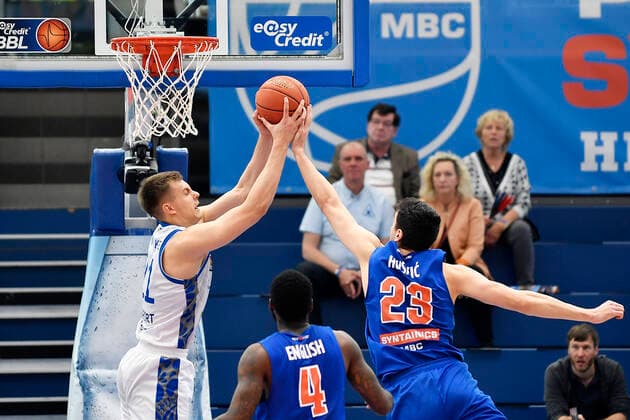 Basketball, 1 Bundesliga, season 2021 2022, catch-up game 15 matchday, SYNTAINICS MBC Mitteldeutscher Basketball Club Weissenfels vs Fraport Skyliners Frankfurt Main 13 03 2022 Duel for the ball between Lorenz Brenneke Forward Skyliners Frankfurt, back number 21 left and Goran Huskic Center MBC Weissenfels, back number 23 right during the game Weißenfels vs Fraport Skyliners Frankfurt 13 03 2022 Weißenfels Sachsen Anhalt Germany Stadthalle Weißenfels