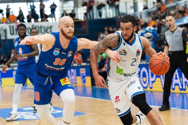 Reggie Upshaw MBC, 30 , Rasheed Moore Skyliners, 20 , Syntainics MBC vs Fraport Skyliners, Basketball Bundesliga, Men, 2021 2022, 25 Match Day, 13 03 2022, Syntainics MBC vs Fraport Skyliners, Basketball Bundesliga, Men, 2021 2022, 25 Match Day, 13 03 2022, Weissenfels. Copyright: xEibner-Pressefoto EckehardxSchulzx ep_eer