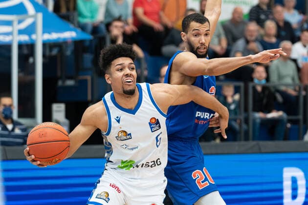 Len Schoormann Skyliners, 6 , Jamel Morris MBC, 20 , Syntainics MBC vs Fraport Skyliners, Basketball Bundesliga, Men, 2021 2022, 25 Match Day, 13 03 2022, Syntainics MBC vs Fraport Skyliners, Basketball Bundesliga, Men, 2021 2022, 25 Match Day, 13 03 2022, Weissenfels. Copyright: xEibner-Pressefoto EckehardxSchulzx ep_eer